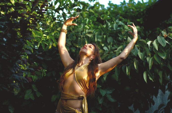 A NoHo Arts music review of Inanna’s single “Contagious.”