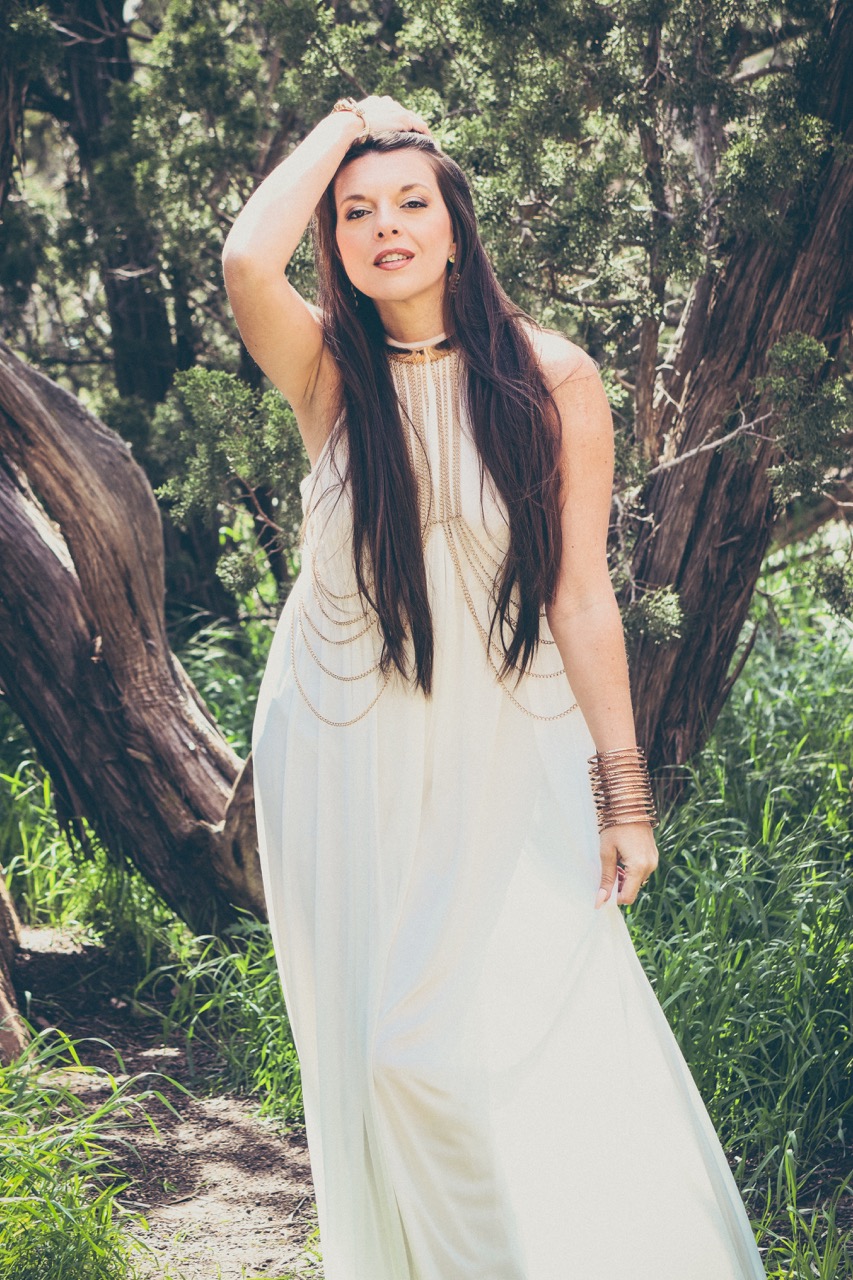 A NoHo Arts music review of Inanna’s single “Contagious.”